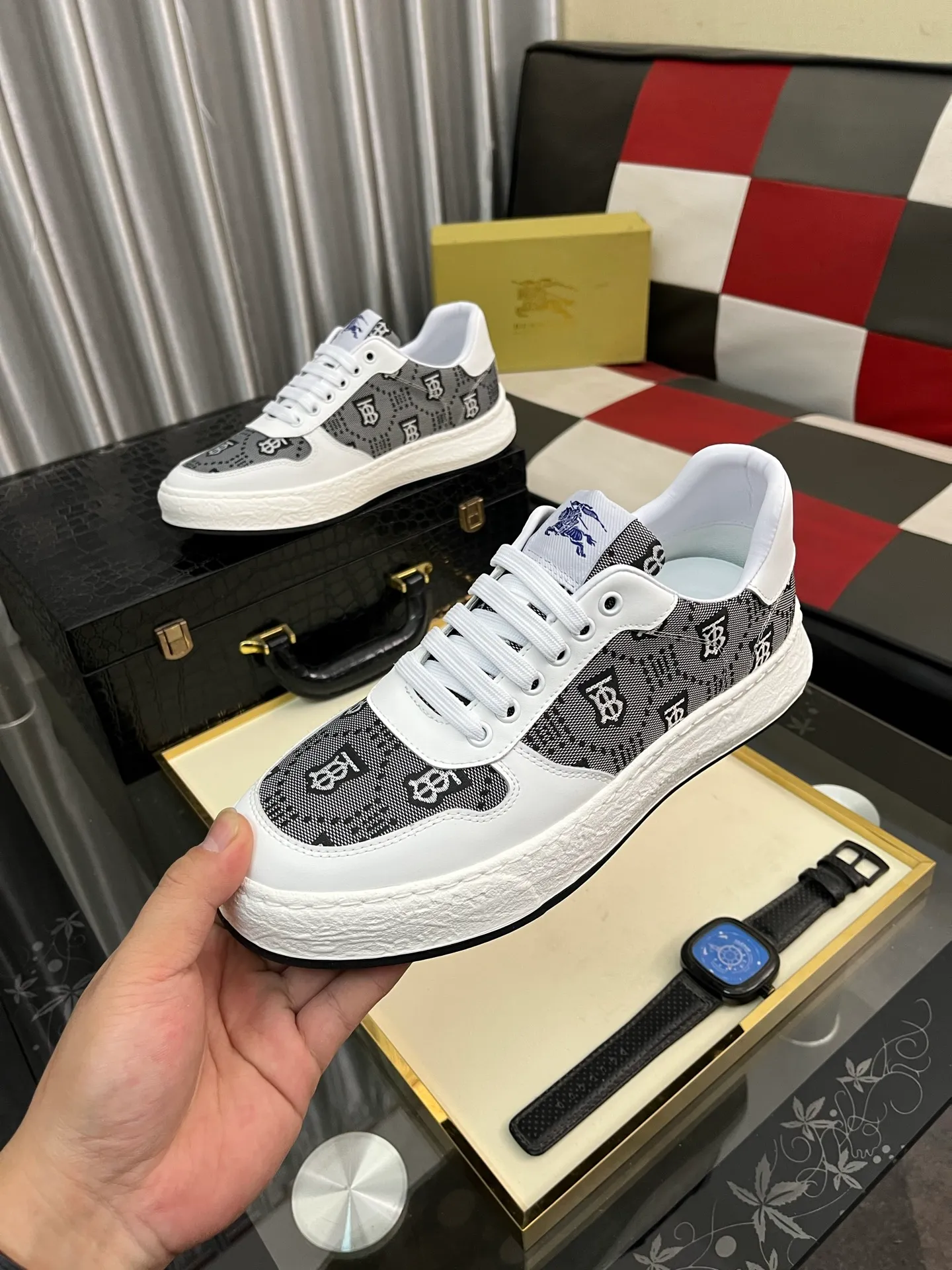 Men's Men's Shoes💰420⌚️⌚️Burberry---Size: 38-44 Burberry men's classic casual shoes! Imported silk cowhide combined with classic plaid fabric, fashionable and British style, imported calfskin lining, super soft and waxy, very comfortable on the feet! 2️⃣colors available